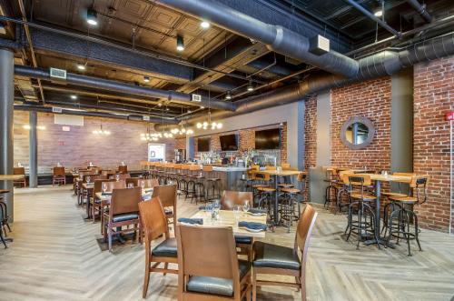 a restaurant with tables and chairs and a bar at New Bedford Harbor Hotel, an Ascend Collection Hotel in New Bedford