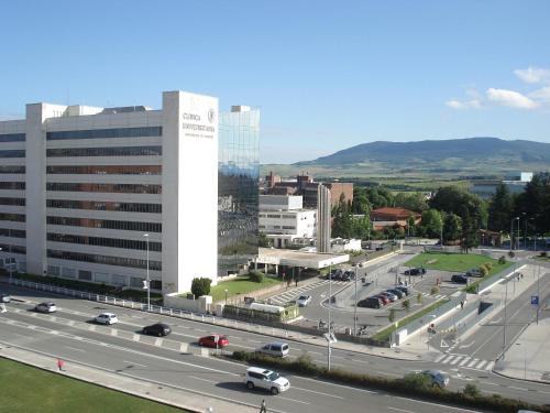 una città con autostrada di fronte a un edificio di Pensión Room Pamplona a Pamplona