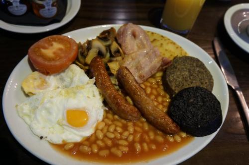een bord ontbijtproducten met eieren, bonen en spek bij Corriegarth Hotel in Inverness