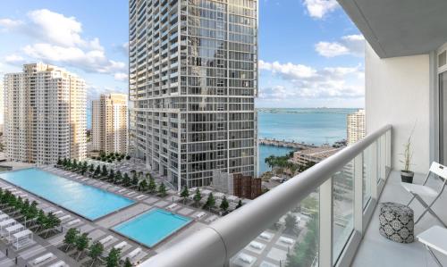 En udsigt til poolen hos Brickell by Miami Vacation Rentals eller i nærheden