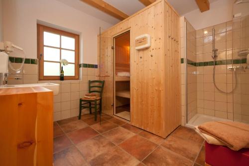 a bathroom with a shower and a sink at Ferienhäuser im Weingarten in Fehring