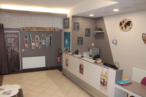 une salle d'attente avec un comptoir dans un magasin dans l'établissement Résidence Balcons de La Neste, à Arreau