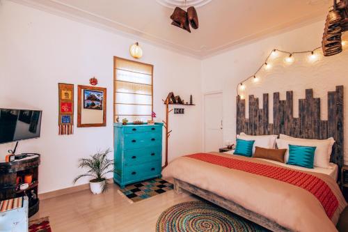 sypialnia z dużym łóżkiem i niebieską komodą w obiekcie Parvatah w mieście Bir