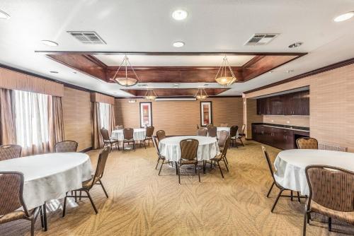 Χώρος καθιστικού στο Red Lion Inn & Suites Mineral Wells