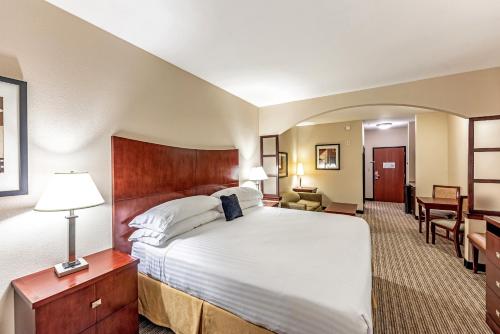 Ένα ή περισσότερα κρεβάτια σε δωμάτιο στο Red Lion Inn & Suites Mineral Wells