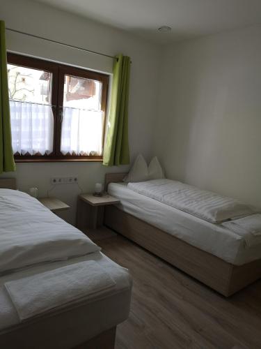 Una cama o camas en una habitación de Schneekristall