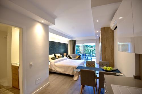 une chambre d'hôtel avec un lit et une table à manger dans l'établissement La Carolina Escorpio 16, à Marbella