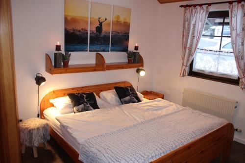 1 dormitorio con cama y ventana en Ferienwohnung im Landhausstil en Missen-Wilhams
