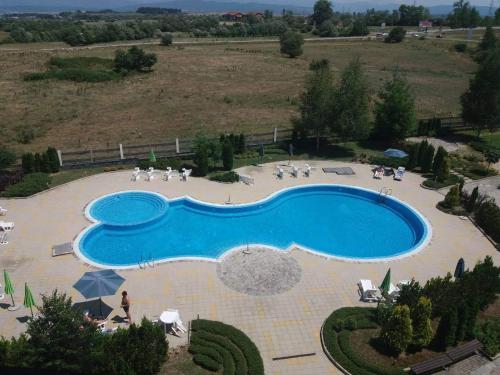 eine Draufsicht auf einen großen Swimmingpool auf einem Feld in der Unterkunft Private Apartments in ASPEN VALLEY in Raslog