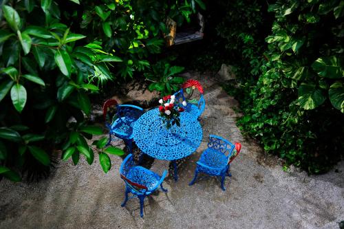 a table with four chairs and a table with flowers on it at Hotel Colorado in Playa del Carmen