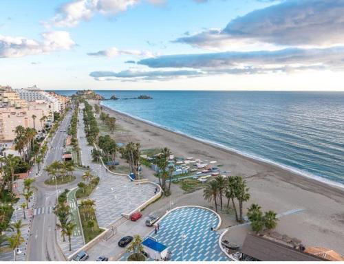 z widokiem na plażę z basenem w obiekcie nice seafront apartment w Almuñécar