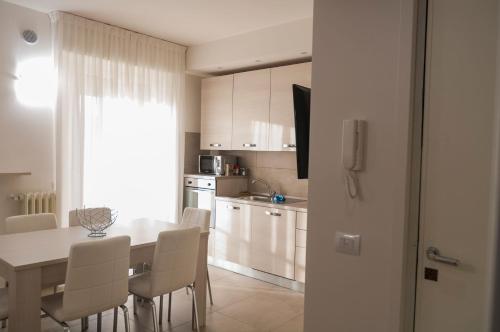 a kitchen and dining room with a table and chairs at VILLA FENIX PONTE SAN PIETRO in Ponte San Pietro