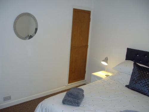 Un dormitorio con una cama con una toalla azul. en Marina Cottage, Newark, en Newark-on-Trent