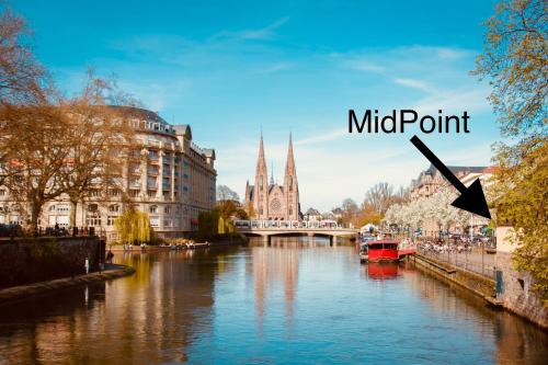 - une vue sur une rivière dans une ville dans l'établissement MIDPOINT STUDİOS by Life Renaissance, à Strasbourg