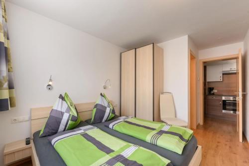 sypialnia z dużym łóżkiem i kuchnią w obiekcie Ambiente w mieście Flachau