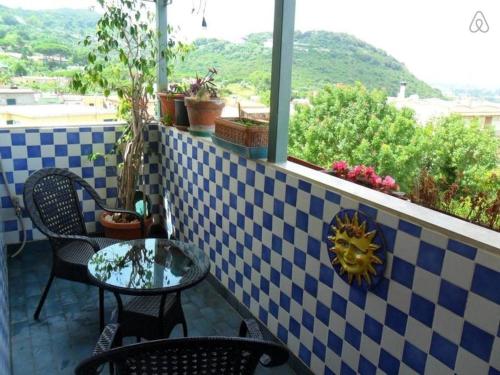 patio ze stołem i krzesłami oraz oknem w obiekcie Appartamento Panoramico w mieście San Felice Circeo