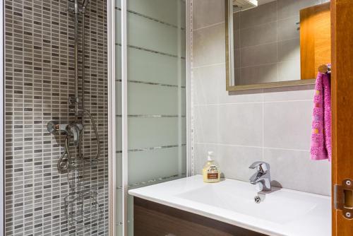 a bathroom with a sink and a shower at Apartamento Montferrant in Blanes