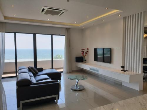 אזור ישיבה ב-Seafront Villa at Swiss Garden Resort Residences, Kuantan