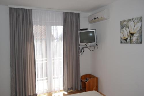 Una televisión o centro de entretenimiento en Apartments Adria