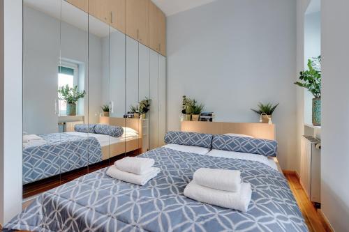 Duas camas com almofadas brancas num quarto em Lion Apartments - Parkowa 41m4 plaża 2 min em Sopot
