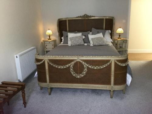 - une chambre avec un grand lit et 2 tables de chevet dans l'établissement Eight ball house, à Southburgh
