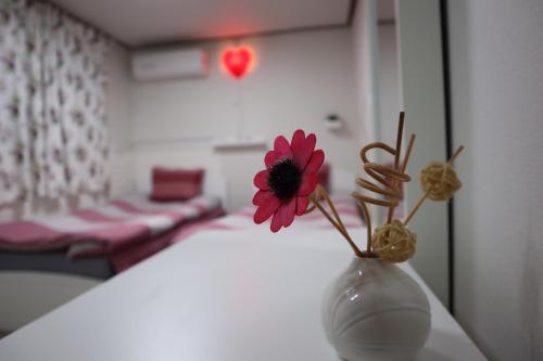 Postel nebo postele na pokoji v ubytování Jeong House