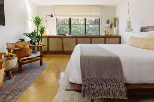 sypialnia z dużym białym łóżkiem i oknem w obiekcie Silver Lake Pool & Inn w Los Angeles
