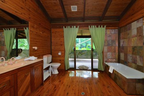Et badeværelse på Wait-a-While Eco Retreat