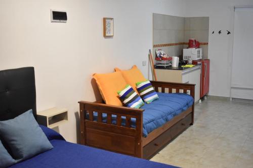 sala de estar con cama y cocina en Brisas Del Uruguay en Colón