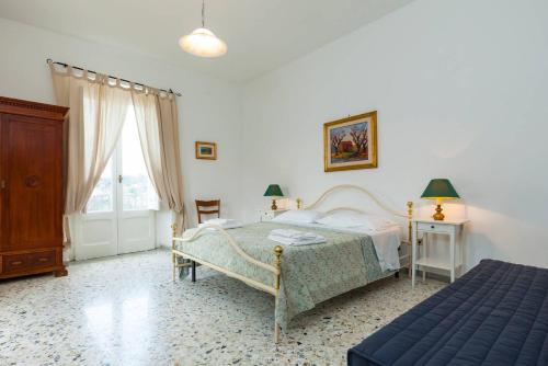 1 dormitorio con cama y ventana en Casa De Luca - appartamento con 3 camere 2 bagni e cucina in centro a Ceraso - fino ad 8 persone, en Ceraso