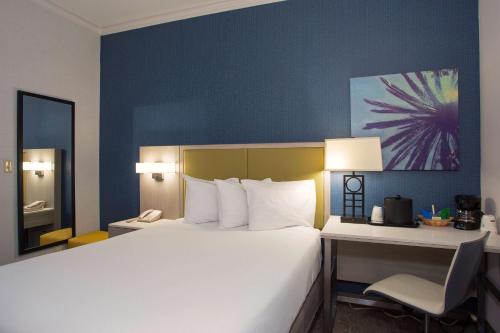 Tempat tidur dalam kamar di SureStay Hotel by Best Western Santa Monica
