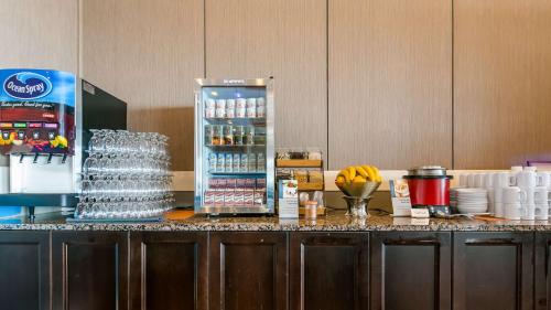 a counter with a drink cooler on top at Best Western Plus Silverdale Beach Hotel in Silverdale