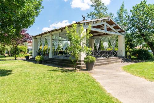 un gazebo in un parco con erba verde di Best Western Plus Le Canard sur le Toit a Colomiers