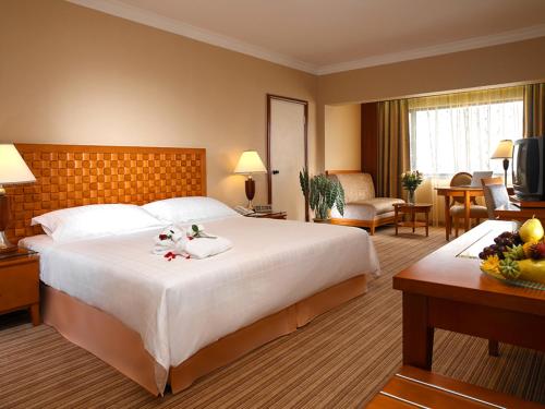 Postel nebo postele na pokoji v ubytování Bayview Hotel Melaka