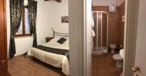 sypialnia z łóżkiem i łazienką z toaletą w obiekcie Villa Tuscany Siena w Sienie