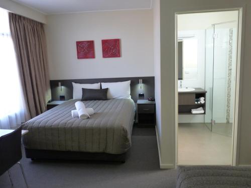 Una cama o camas en una habitación de Loddon River Motel Kerang
