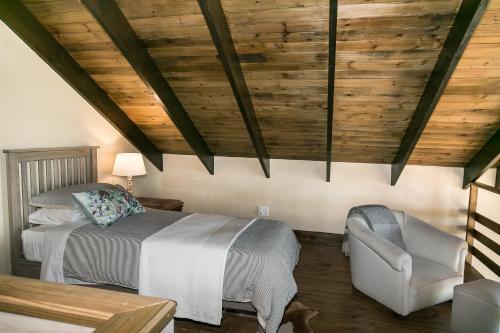 Un pat sau paturi într-o cameră la Narnia Guest House