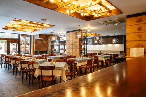 Hotel Casa Karina Bansko - Half Board & All Inclusive tesisinde bir restoran veya yemek mekanı