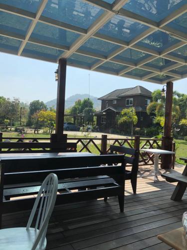Un restaurante o sitio para comer en Yiyue Guanhe Homestay 倚月觀荷民宿