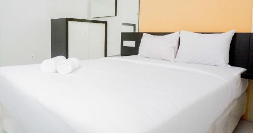 Ένα ή περισσότερα κρεβάτια σε δωμάτιο στο 2BR Apartment at Dian Regency By Travelio