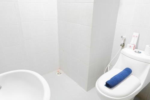 Ένα μπάνιο στο 2BR Apartment at Dian Regency By Travelio