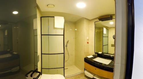 Koupelna v ubytování Maroon Tomtom