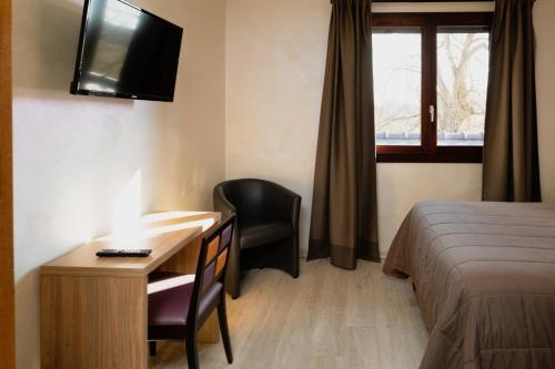 Ένα ή περισσότερα κρεβάτια σε δωμάτιο στο Motel D'ornex