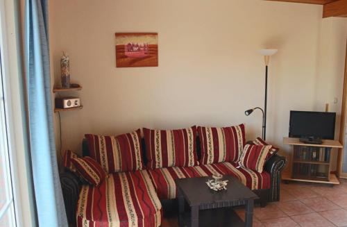 ein Wohnzimmer mit einem Sofa und einem Tisch in der Unterkunft Urlaub im ehemaligen Kapitänshaus in Dierhagen