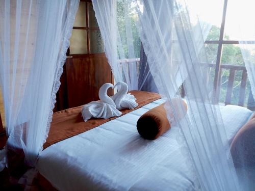 Tempat tidur dalam kamar di Saffron Eco Cottage