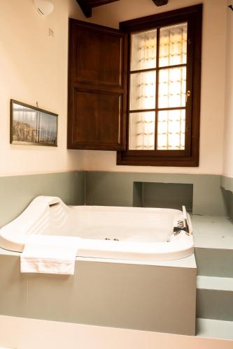 Salle de bains dans l'établissement Suite Piazza del Gesù By DomusExtra