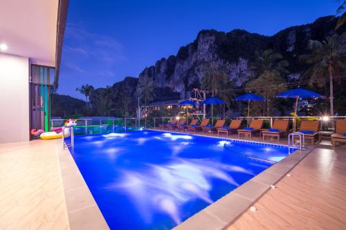 Bazén v ubytování Andaman Breeze Resort nebo v jeho okolí