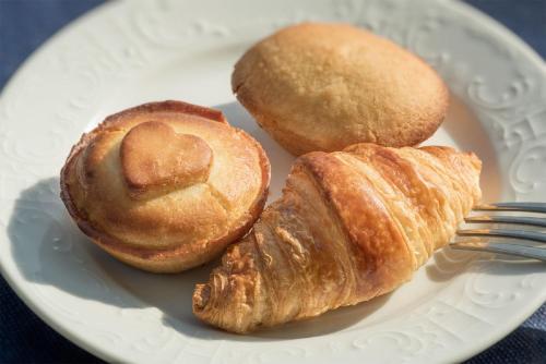 3 pâtisseries sur un plateau blanc avec fourchette dans l'établissement B&B Laura - Luxury Rooms, à Gallipoli