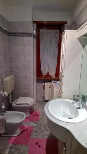 Casa Stellone في Villastellone: حمام مع حوض أبيض ومرحاض