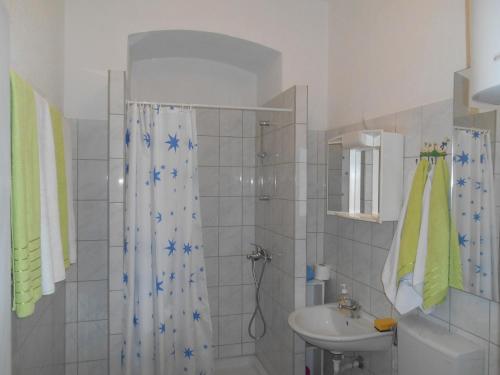 baño con cortina de ducha con estrellas azules en Rajan Apartman, en Zagreb